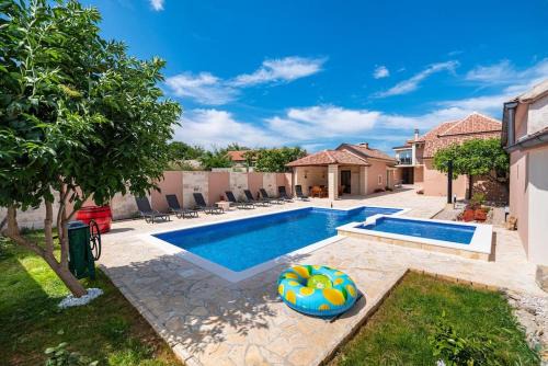 Benkovac Villa | Atraktivna Villa Lana s dva bazena