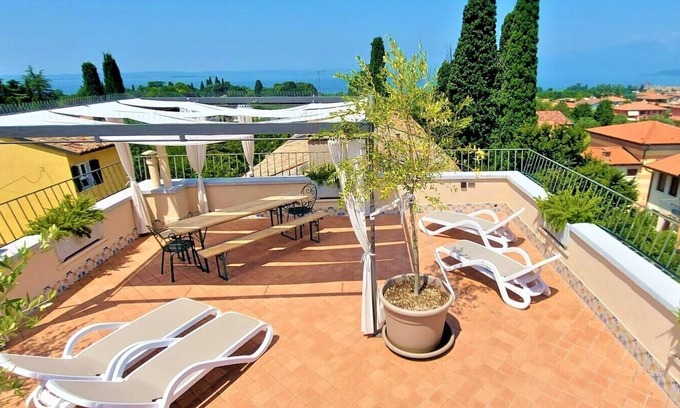 Lazise Apartment | Attico Deluxe con terrazza vista Lago di Garda e Nuovissima Bio Piscina
