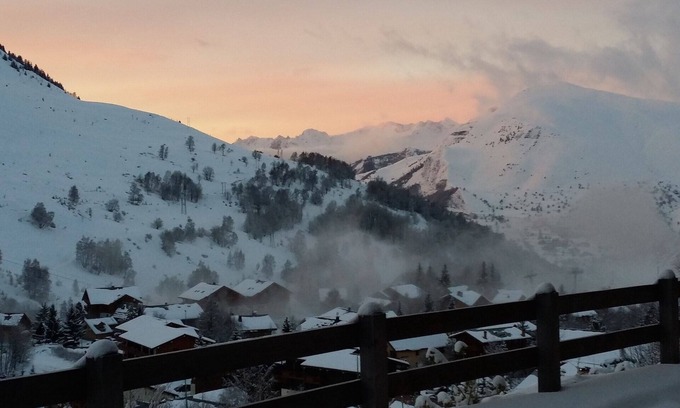 Les Deux Alpes Apartment | Attractive 53m² apartment, located opposite the ESF champamé meeting point.