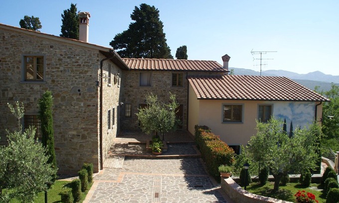 Montecarelli House | Attractive apartment in farmhouse with pool in beautiful surroundings