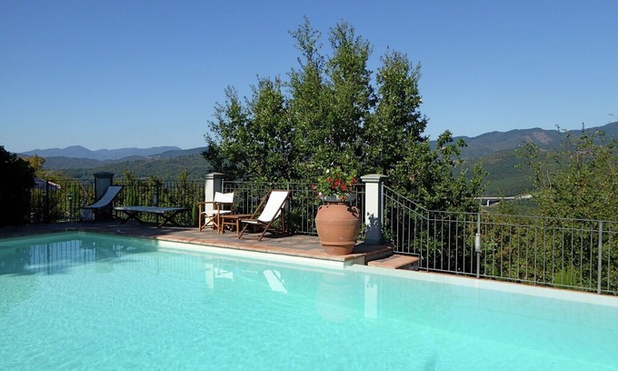 Montecarelli House | Attractive apartment in farmhouse with pool in beautiful surroundings