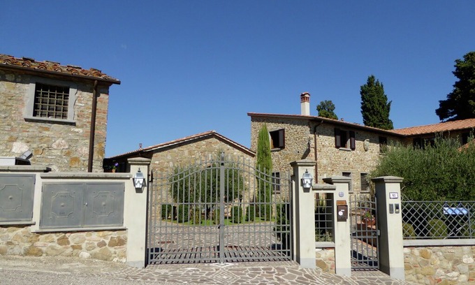 Montecarelli House | Attractive apartment in farmhouse with pool in beautiful surroundings