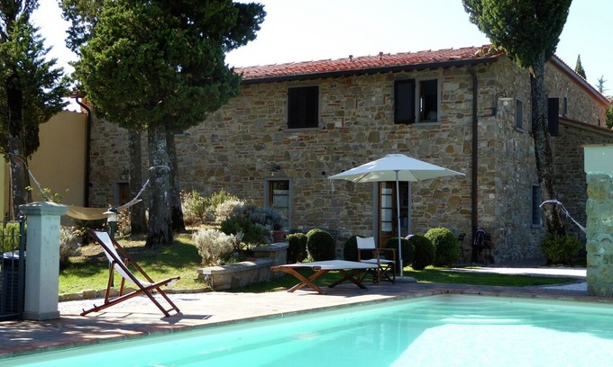 Montecarelli House | Attractive apartment in farmhouse with pool in beautiful surroundings