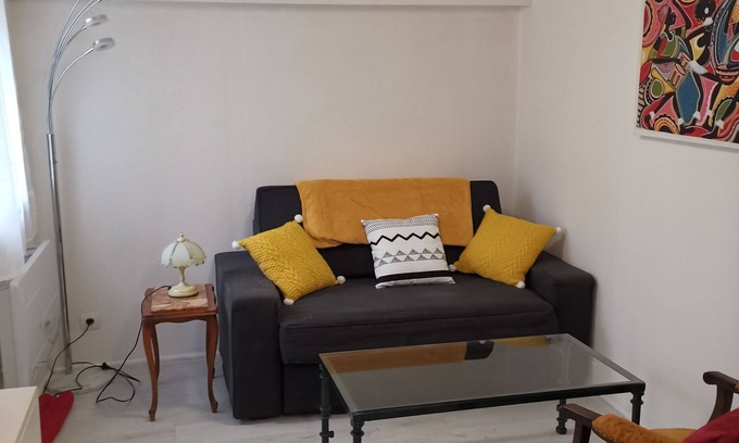 Melun Apartment | Attractive F2 souplex apartment with free PARKING, small garden and terrace