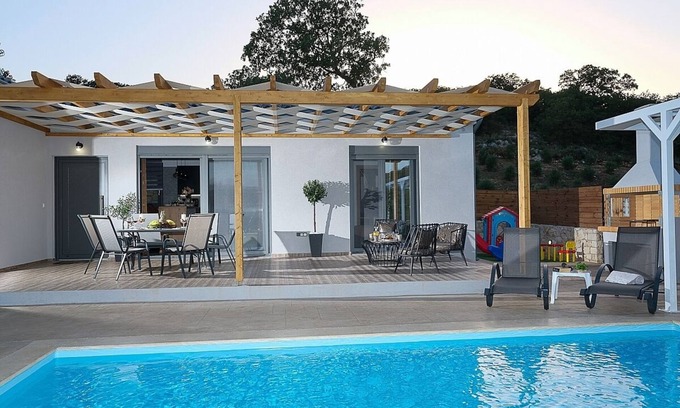 Monopari Villa | Attractive Single Storey Villa - A/C, Private Pool in a Peaceful Countryside Setting Near Armenoi