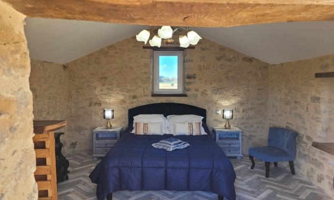 Figeac Bed & Breakfast | Atypical room