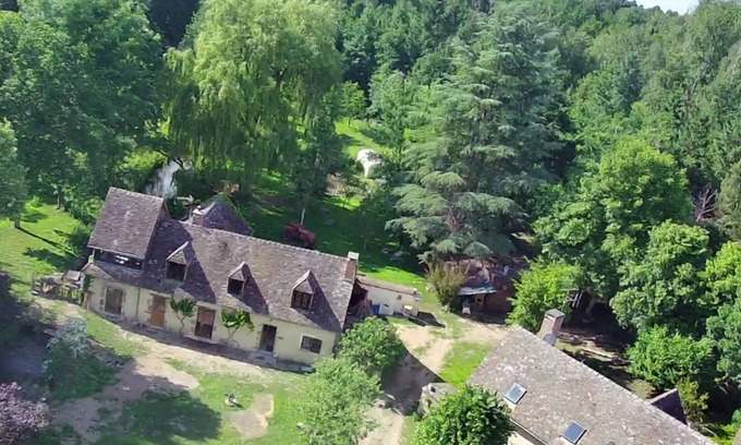 Challes Bed & Breakfast | Au Bord du Bief du Moulin, une Chambre Calme, Accès et Salle de Bain Privative