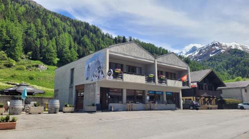 Bourg-Saint-Pierre Hotel | Auberge des Charmettes
