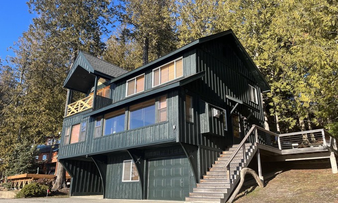 Sagle House | AUGUST WEEK AVAILABLE! Amazing spot across from Bottle Bay Marina!