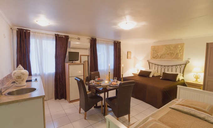 Frejus Plage House | Augusta guest studio, 800m from the beach
