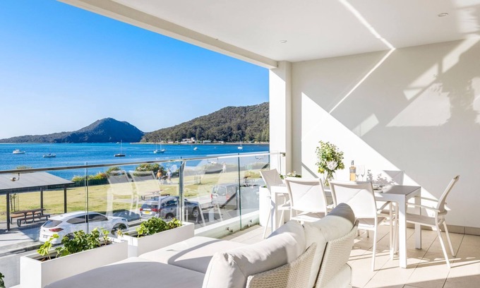 Shoal Bay Apartment | Aura 3 Spectacular Beachside Views