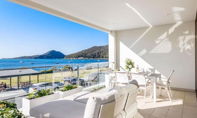 Shoal Bay Apartment | Aura 3 Spectacular Beachside Views