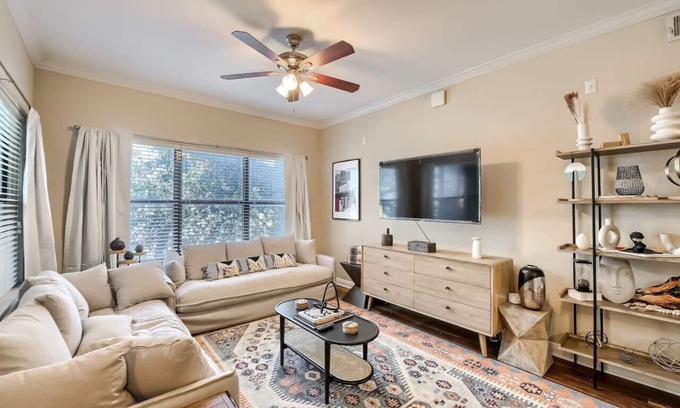 West Campus Apartment | Austin 4BR Townhome + Walk to West Campus
