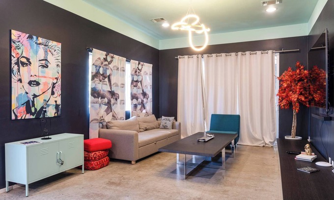 East Cesar Chavez House | Austin 5BR Clubhouse 6 min walk to Rainey Street