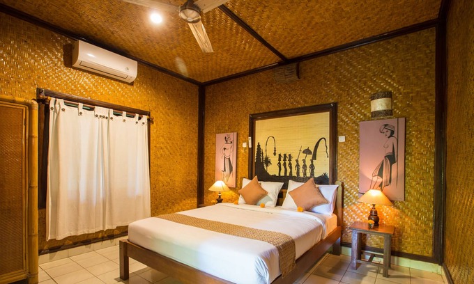 Ubud House | Authentic Balinese Superior Room with AC