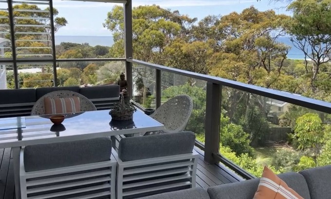 Avalon Beach House | Avalon Beach Vibrant Treehouse mins to village+beach. Pet friendly with yard.