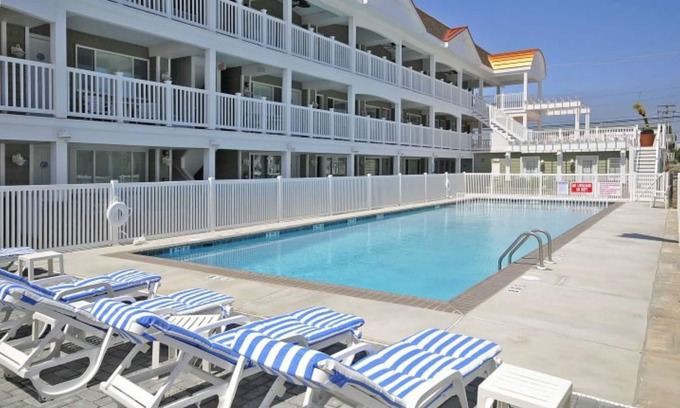 Avalon Condo | Avalon fun & sun with pool, beach block and the best beach side bars