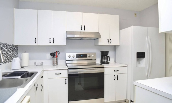 Aventura Apartment | Aventura | Pool Gym | Balcony | 7min Aventura Mall