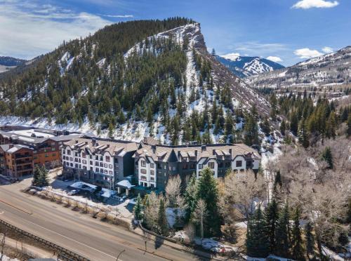Avon House | Avon Ascent Retreat Indoor Pool Ski Shuttle