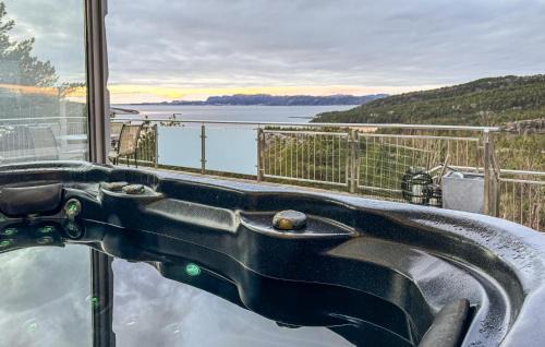 Rissa House | Awesome Home In Fevåg With Wifi
