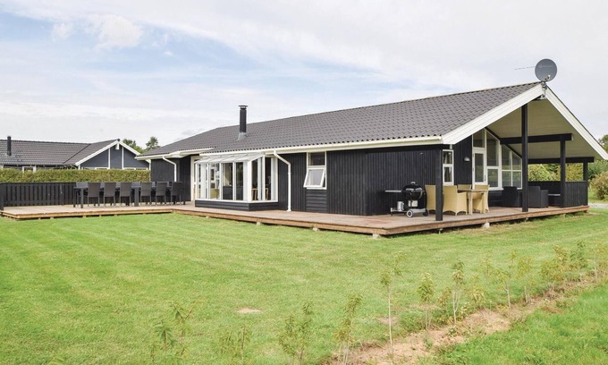 Pøt Strandby House | Awesome home in Juelsminde with kitchen