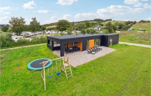 Hjarbæk House | Awesome Home In Løgstrup With Kitchen