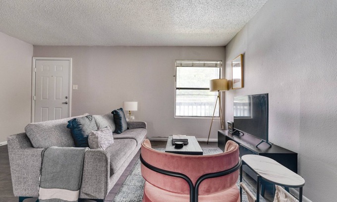 Dawson Apartment | Awesome South Congress 1BR w/A/C & Laundry, by Blueground
