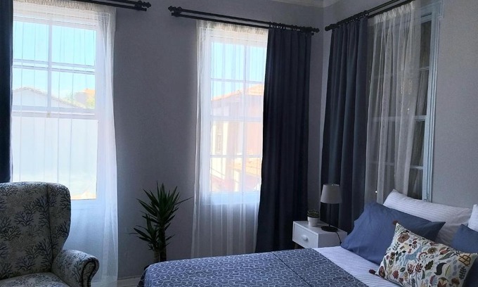 Ayvalik City Center House | Ayvalık merkezde eski taş rumevi