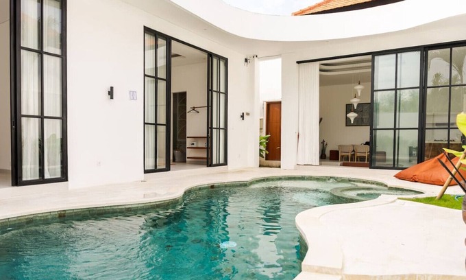Munggu Villa | Azure Luxe Private Pool Villa, 6min PererenanBeach