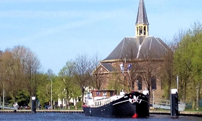 's-Molenaarsbuurt Boat Rental | B&Boatel Alibii