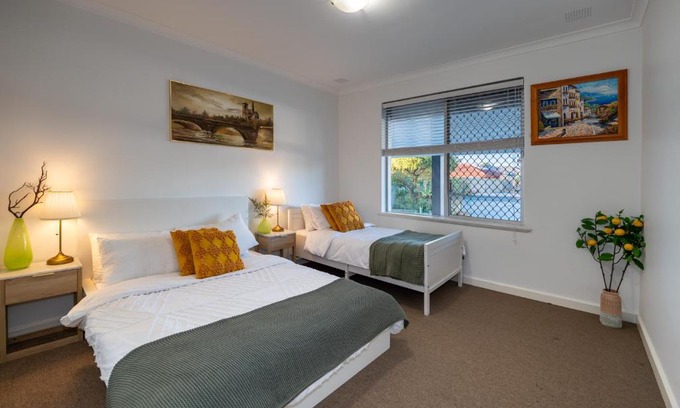 Ascot House | B1 AirportHaven - Free Parking & Modern Comfort