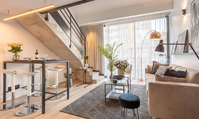 15th Arrondissement Apartment | B1 Loft Duplex 175Blo-Paris Convention
