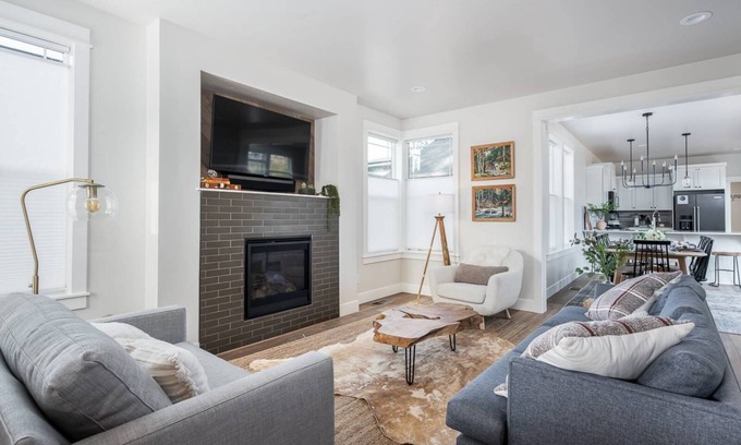 Century West House | Bachelor Bliss - Bend Adventure Awaits! Close to Trails, Shops & Dining + Guest House