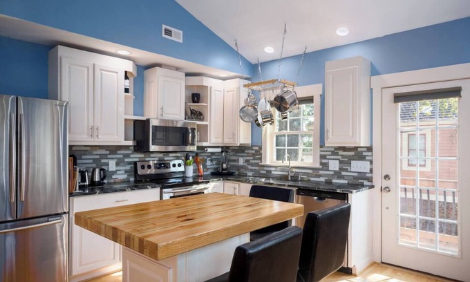 Durham Apartment | Back Alley Apartment, walk Downtown and Duke.
