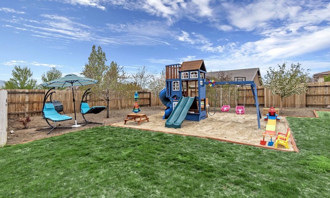 Reno House | BACKYARD FUN! SLEEPS 20. Lake Tahoe 35 minutes!