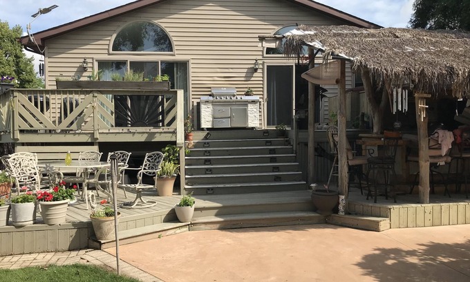 Appleton House | Backyard Paradise Appleton WI>Sleeps 6 to 8, 4 bedrms, 3 bath,25 minutes from GB