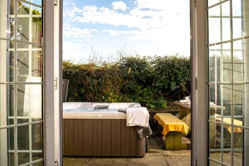 Wadebridge House | Badgers Way - with hot tub