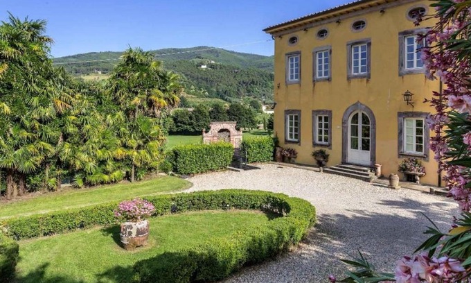 Vorno Villa | Badia Cantignano Villa Sleeps 22 with Pool Air Con and WiFi