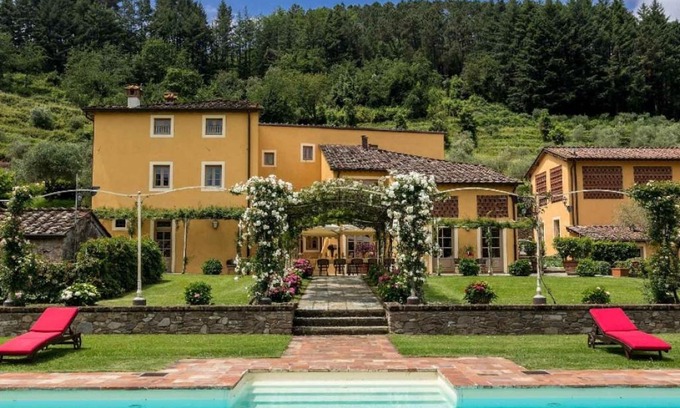 Vorno Villa | Badia Cantignano Villa Sleeps 15 with Pool Air Con and WiFi