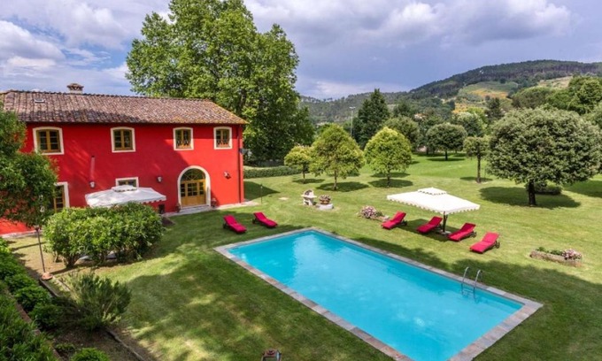 Vorno Villa | Badia Cantignano Villa Sleeps 12 with Pool Air Con and WiFi