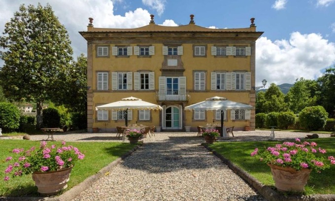 Vorno Villa | Badia Cantignano Villa Sleeps 14 with Pool Air Con and WiFi