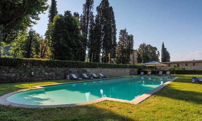 Vorno Villa | Badia Cantignano Villa Sleeps 24 with Pool Air Con and WiFi