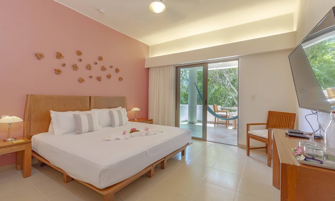 Gonzalo Guerrero Hotel | Balcony Room King Size #207