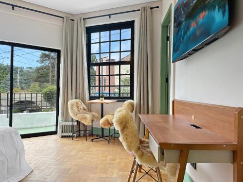 Abernessia Apartment | Balcony Wi-Fi Commercia Center Home Office Space