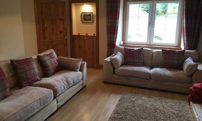 Glenisla Cottage | Baldowrie Farm Cottage, Cozy Cottage Sleeps 3/4