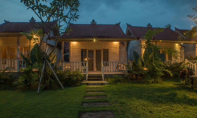 Mushroom Bay Cottage | Balinese Style Teak Cottage in Lembongan, Features a Swimming Pool and Huge Lawn