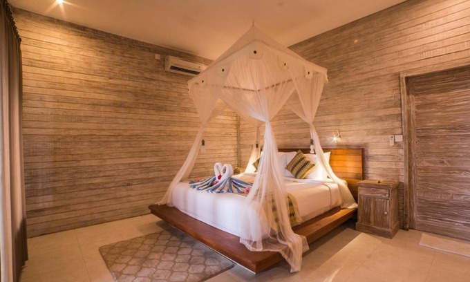 Mushroom Bay Cottage | Balinese Style Teak Cottage in Lembongan, Features a Swimming Pool and Huge Lawn