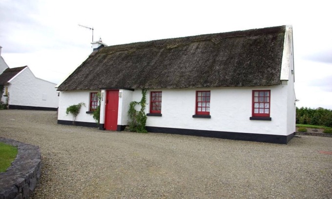 Ballyvaughan Cottage | Ballyvaughan Cottage No 2 - a bungalow that sleeps 6 guests in 3 bedrooms