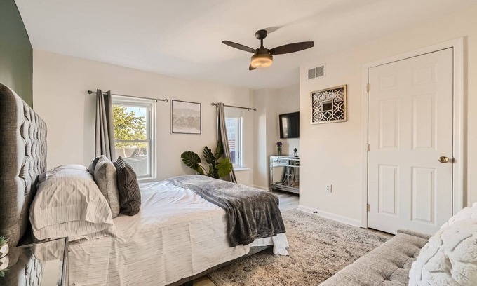 Downtown Baltimore Apartment | Baltimore Beauty! Johns Hopkins! Private Parking!