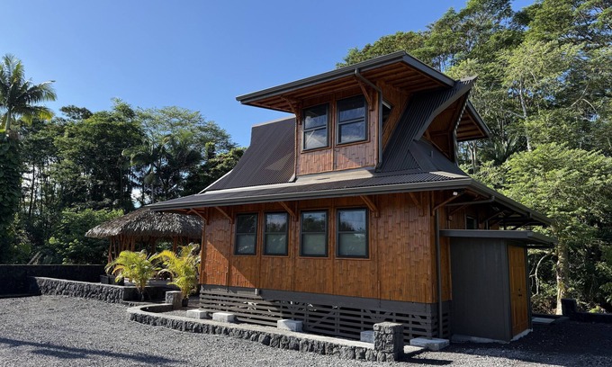 Hilo House | Bamboo River Hideaway in Hilo with fast WiFi near HMC